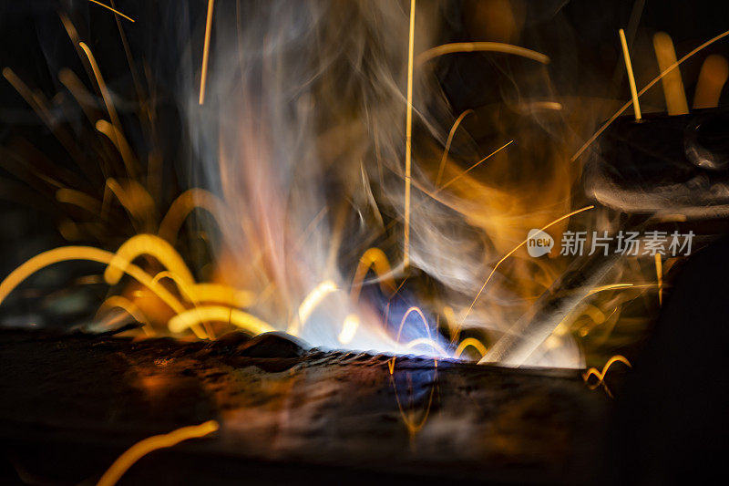焊接过程中的宏观，明亮的光线，烟雾和火花产生的光弧