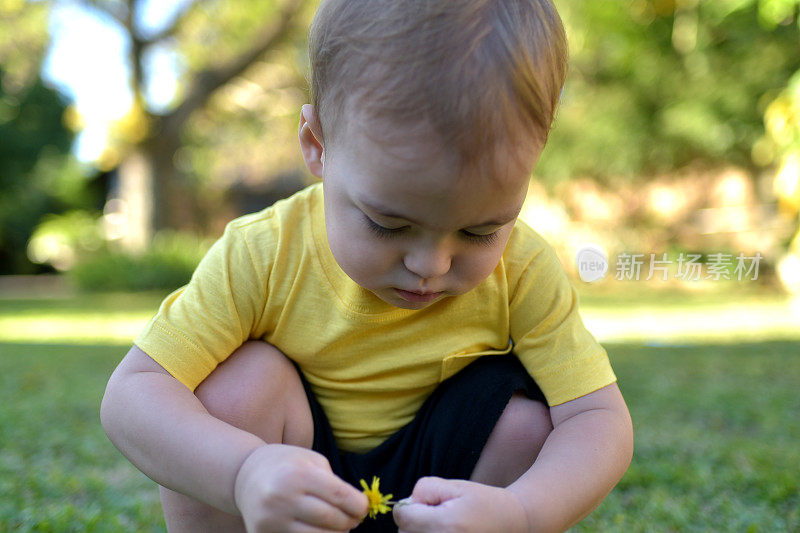 孩子在户外玩