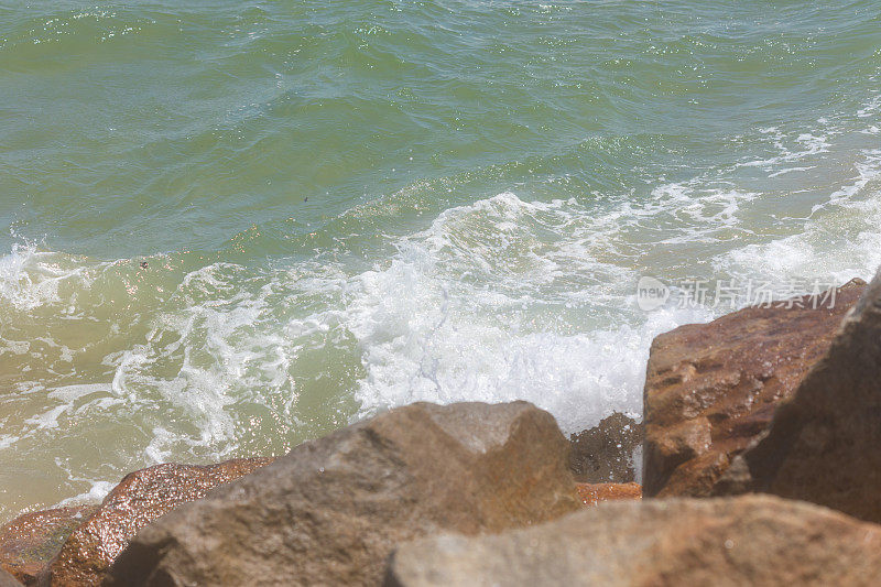 海浪冲到岸边的特写