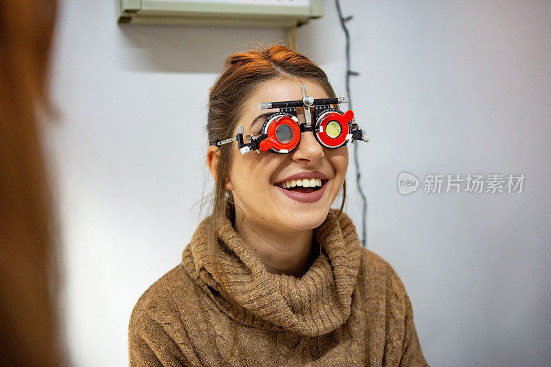 年轻女子正在用视力测试设备进行视力检查