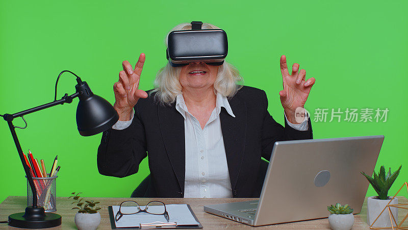 高级女商人使用头盔头盔应用程序玩模拟游戏观看虚拟现实视频