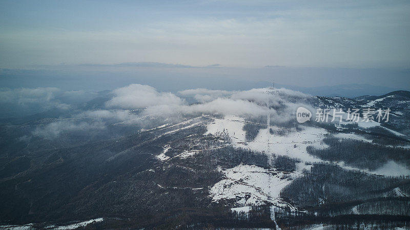 从上面看雪山，无人机