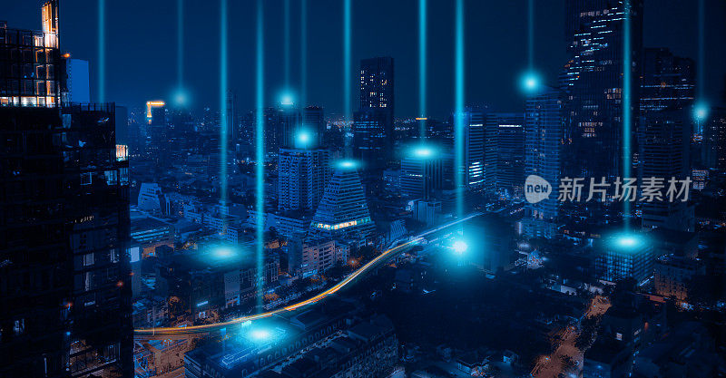 智慧城市和无线网络概念。夜景城市背景的点阵连接技术。