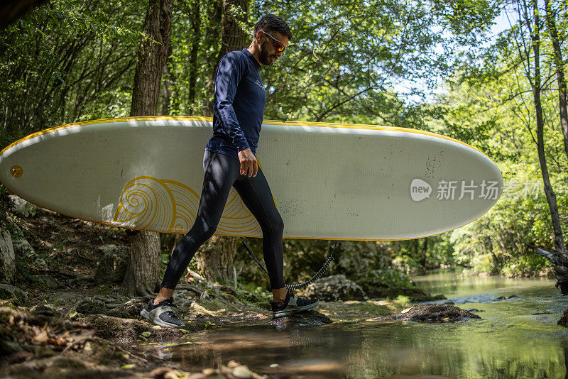 男人会paddleboarding