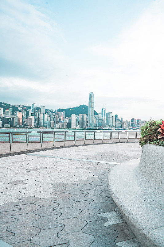 香港维多利亚港附近的尖沙咀海滨长廊。