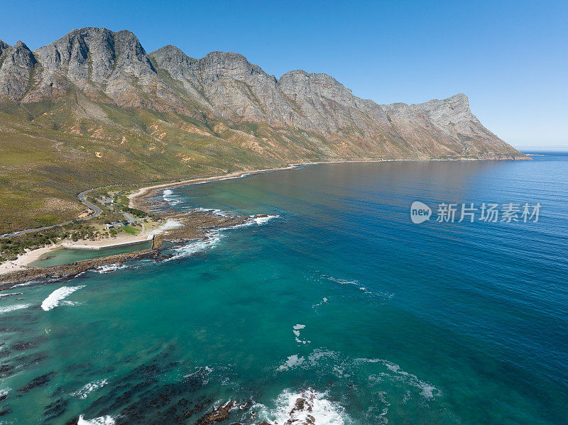 沿海公路沿着雄伟的海岸线运行