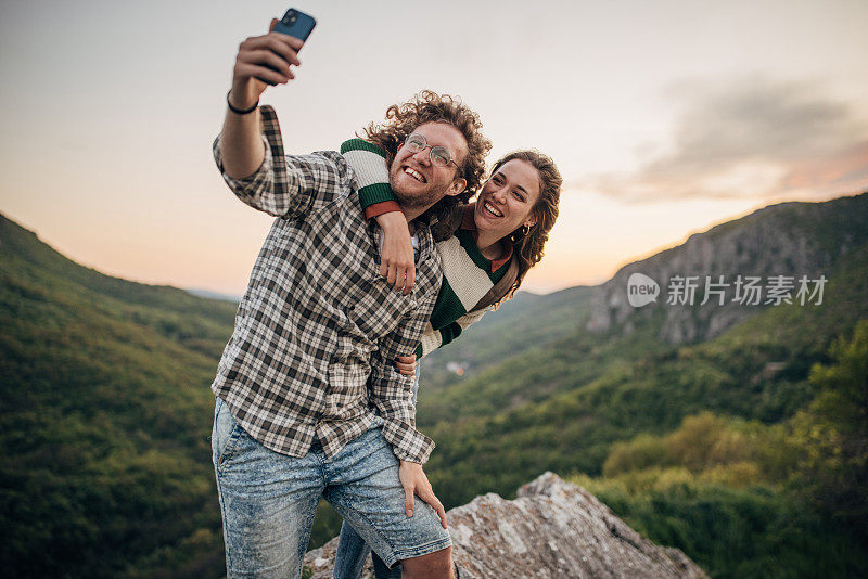 一对情侣在山上自拍