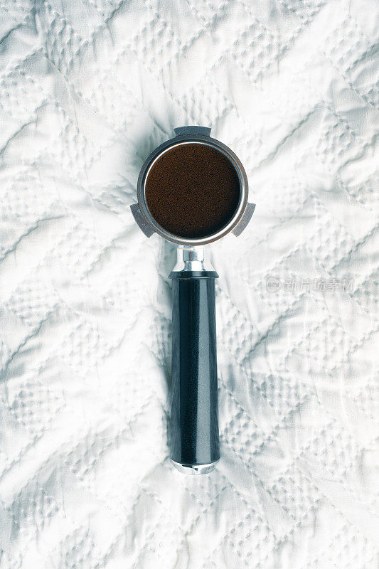 咖啡渣压在浓缩咖啡过滤器