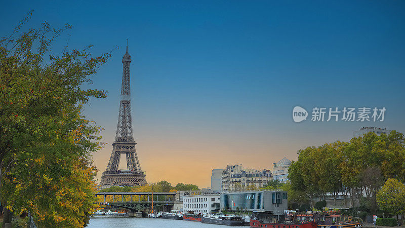 法国巴黎，埃菲尔铁塔和塞纳河上的船只成为秋天浪漫的标志性景观。
