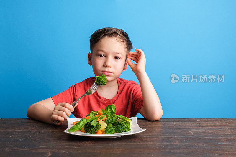 孩子对不得不吃蔬菜很不高兴