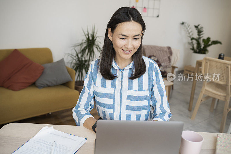 一位在家工作的亚洲女性的肖像