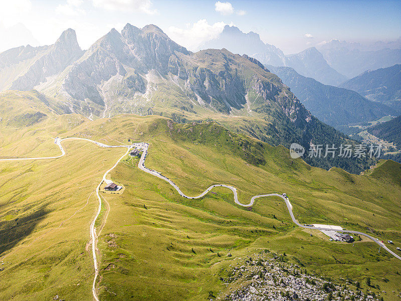 鸟瞰图在意大利阿尔卑斯山的焦山口蜿蜒的道路