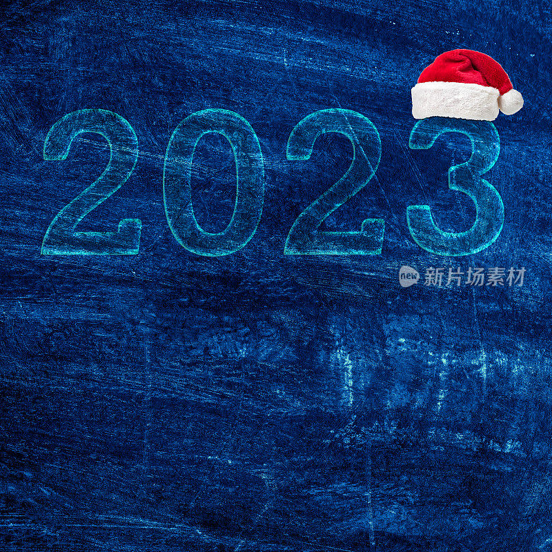 2023年与圣诞老人帽在油漆的背景与复制的空间