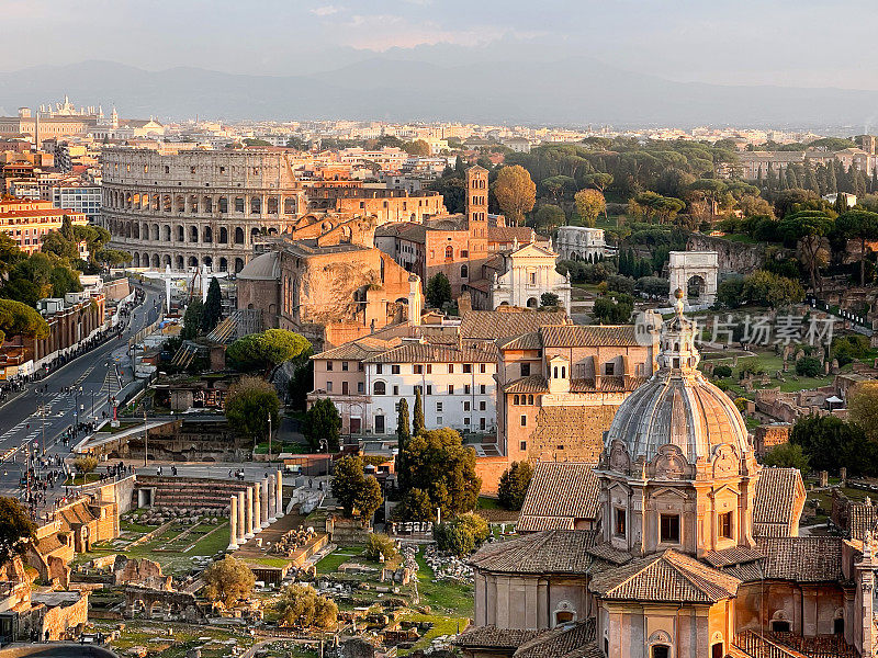 俯瞰历史悠久的罗马市中心，日落时分的竞技场和罗马广场