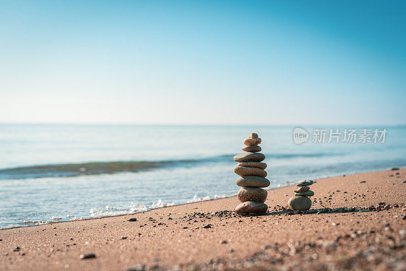 平静海滩上的一堆石头