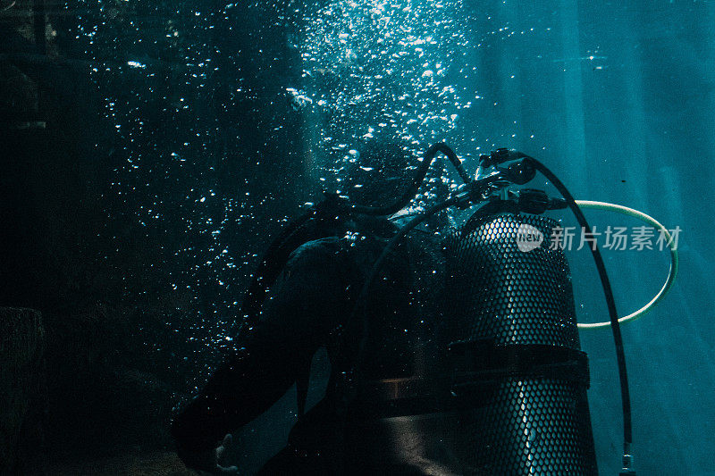 水肺潜水员清洁鱼缸