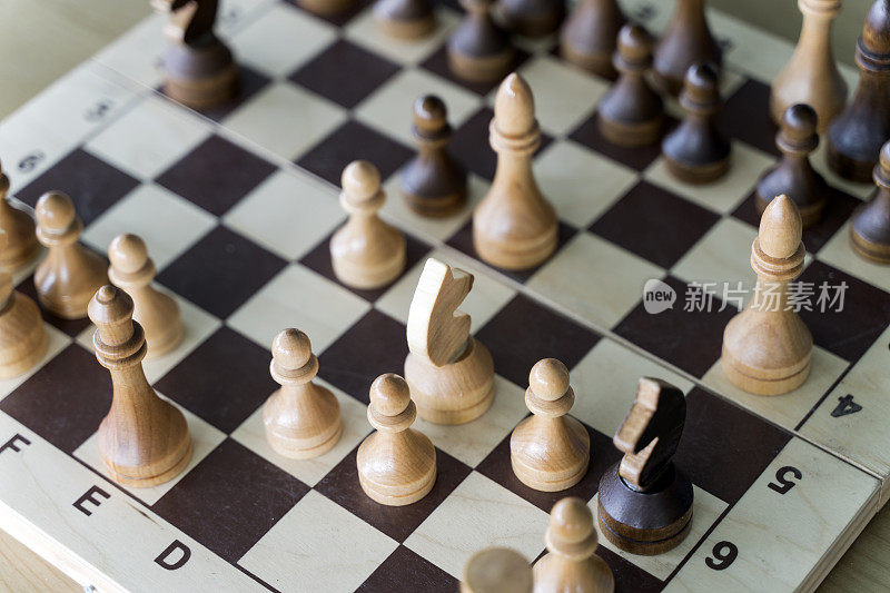 有棋子和棋盘的国际象棋。商业，战略，战术，政治概念。