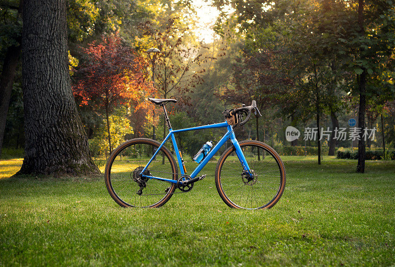 阳光明媚的秋日，公园里的沙石自行车。运动和休闲。