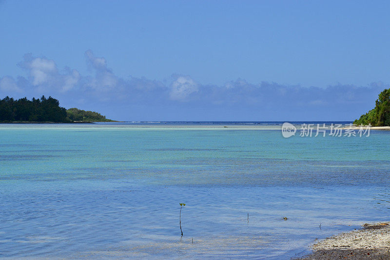 珊瑚礁保护着美拉尼西亚太平洋国家瓦努阿图群岛之间的许多美丽清澈的蔚蓝泻湖