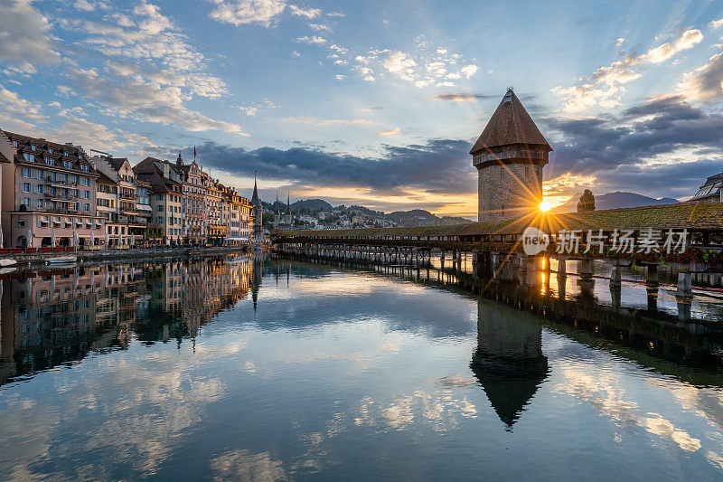 在卢塞恩教堂桥上生机勃勃的日出，瑞士的唐顿区和罗伊斯河