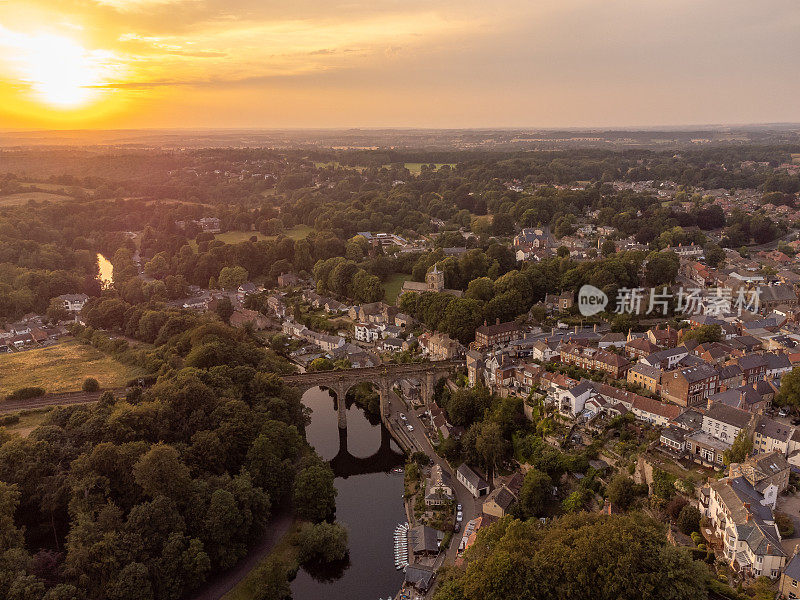 英国约克郡北部的Knaresborough的鸟瞰图，展示了城镇中心、Nidd河和铁路高架桥。用0级无人机拍摄的。