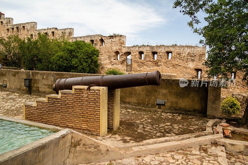 西班牙Xativa一座历史建筑废墟前的旧大炮