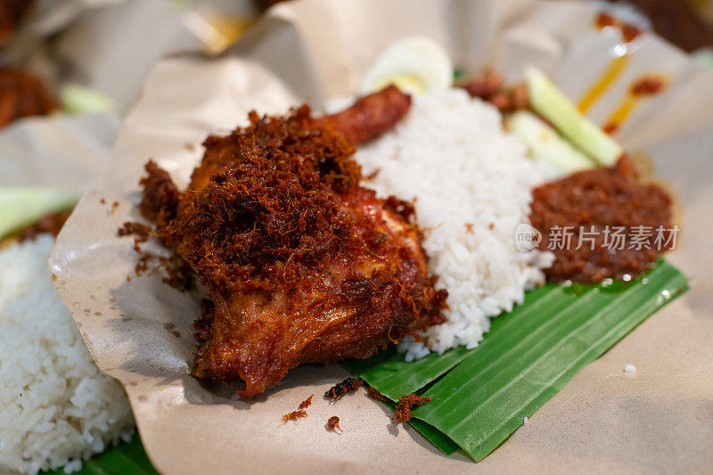 马来西亚传统食物“炒饭”配炸鸡