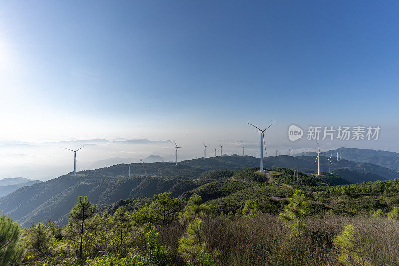 云海和阳光普照的山峰上的风力