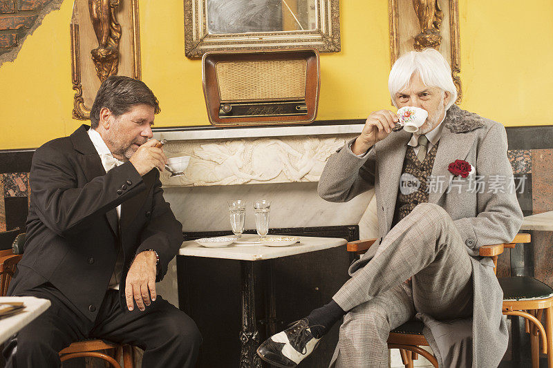 下午茶时间。复古老式的两位年长男士在茶会上喝茶。
