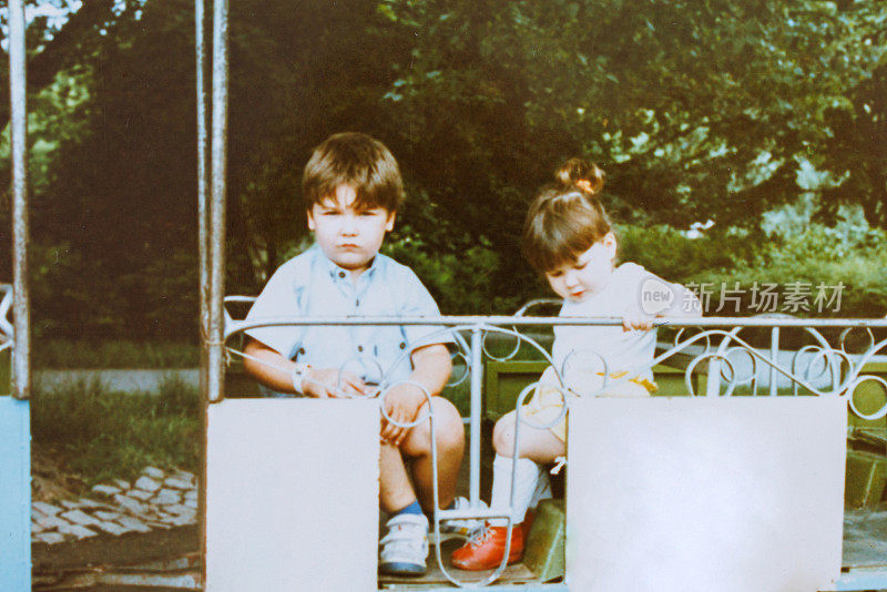 哥哥和妹妹在八十年代在公园里坐火车