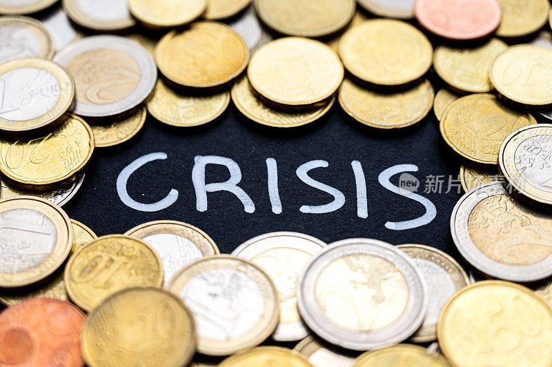 “危机”这个词和硬币有关。经济危机。