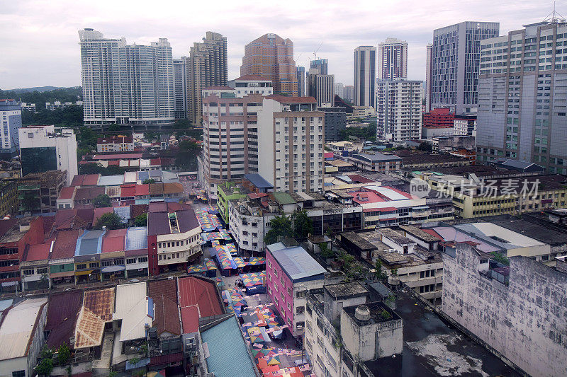 简陋的住宅和高大的办公楼