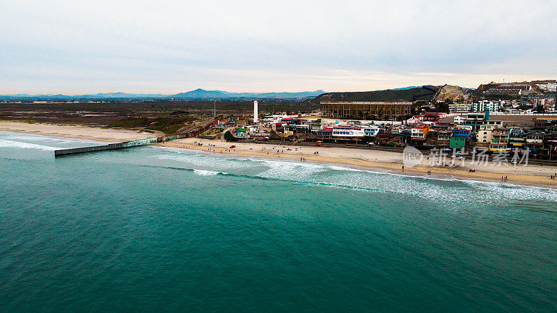 墨西哥提华纳Playas的国际边境墙附近的海滩和木板路的无人机视角