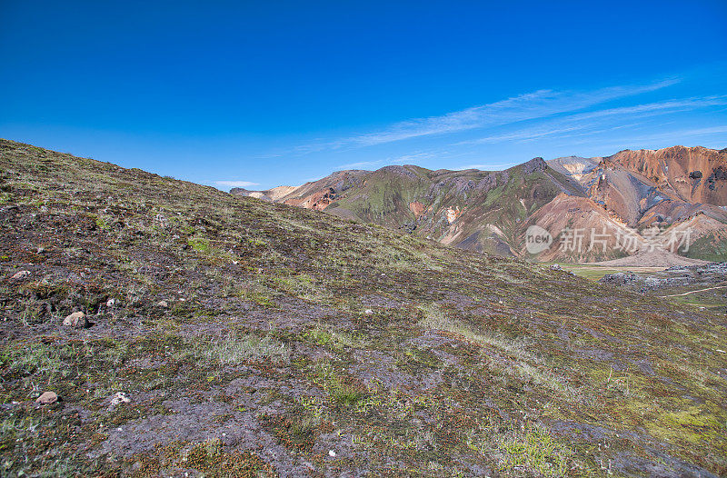 阳光明媚的冰岛，Landmannalaugar的山脉和岩石