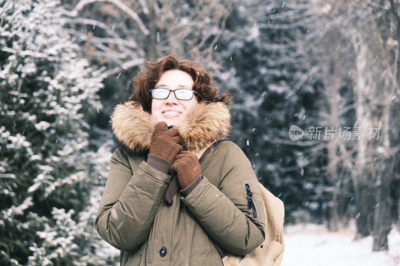 女子正在享受降雪