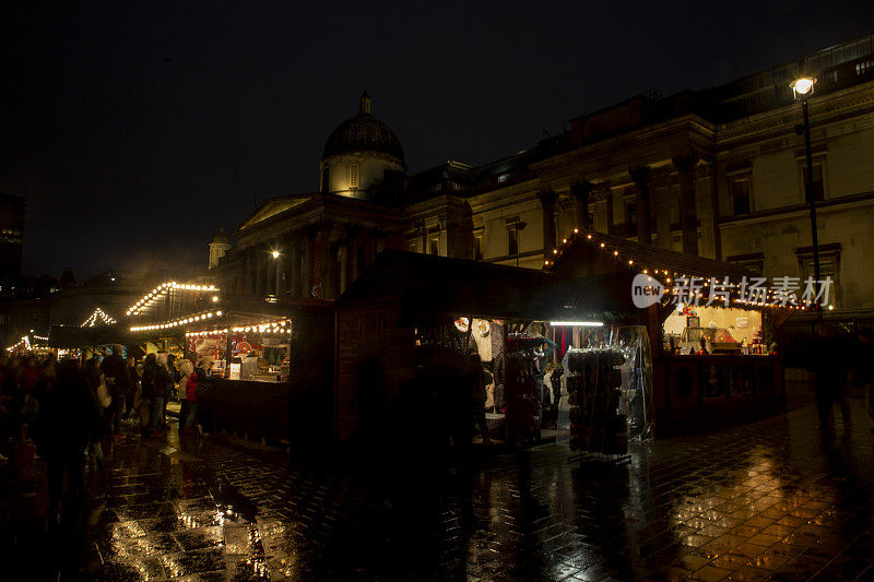 在英国伦敦，夜晚有传统圣诞装饰的街道