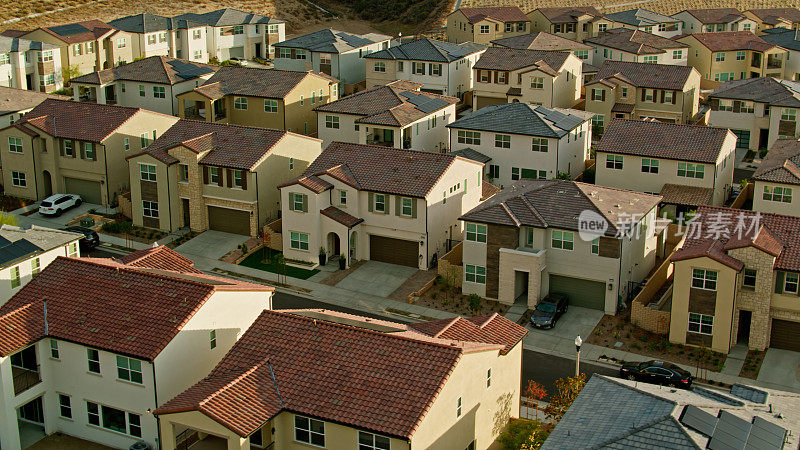 加利福尼亚州圣克拉利塔的房屋鸟瞰图