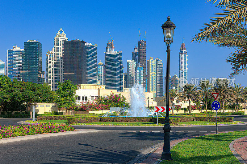 迪拜，阿联酋——路边的城市景观和喷泉被称为泉水。朱美拉湖塔的背景