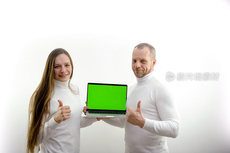 成年男子和年轻女子拿着笔记本电脑广告显示拇指像什么是在屏幕上白色背景长发企业购买产品在线学习空间文字交付到互联网订单