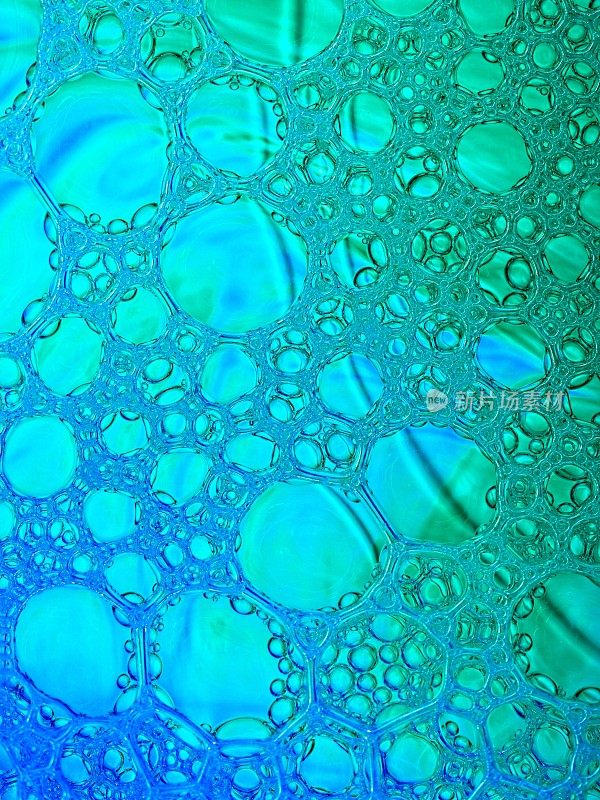 将彩色染料注入液体流动的分层气泡图像设计
