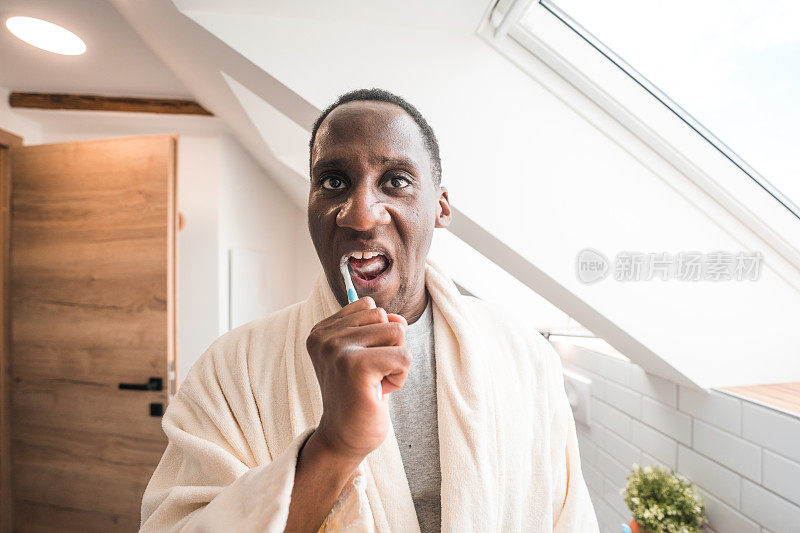 黑人在浴室里照顾他的牙齿