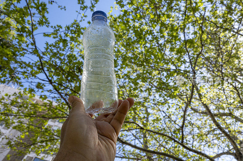 人手上的水瓶