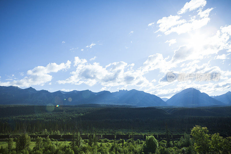 加拿大阿尔伯塔省班夫国家公园美丽的山景