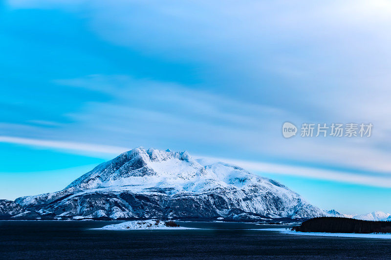 挪威，诺德兰，挪威海上的蓝时雪山