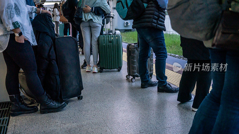 旅客们仍在火车站等着提箱横行