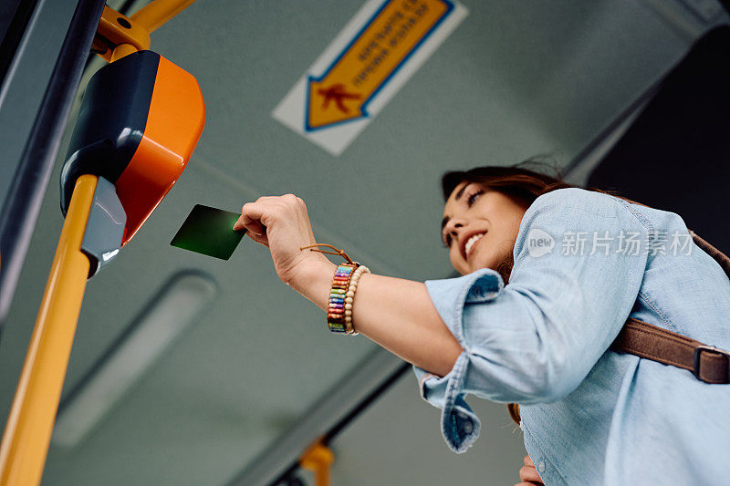 下图为使用电子卡进入公共交通工具的女乘客。