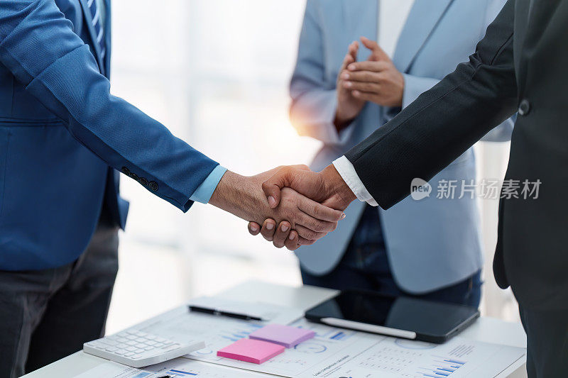 商业伙伴会议概念。形象商务人士握手。成功的商人在成交后握手。团体支持概念