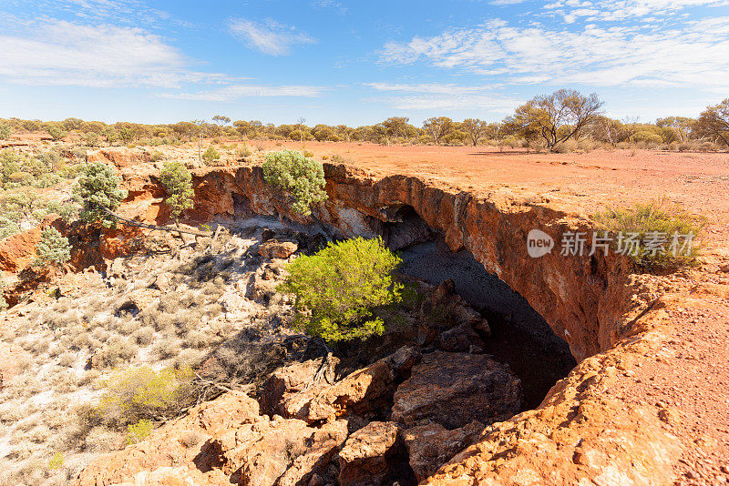 位于西澳大利亚拉弗顿附近的大中央路的贾尔斯断裂洞穴