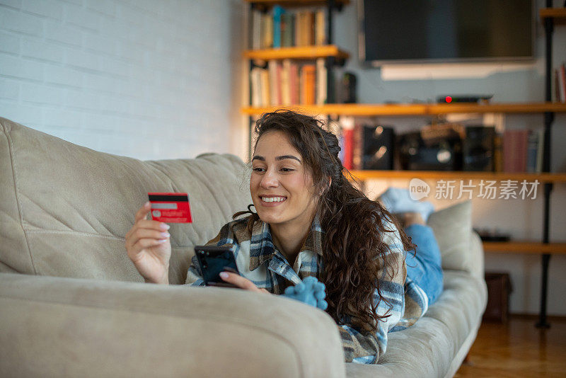 一个女人用信用卡在网上购物