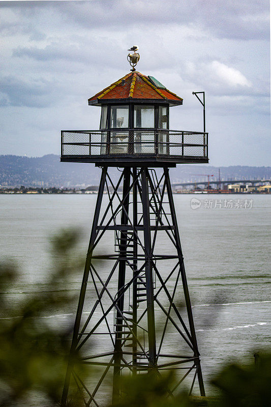 图为美国加利福尼亚州旧金山海湾中央的恶魔岛联邦监狱的警卫塔。非常著名的监狱，在电影中出现过好几次。